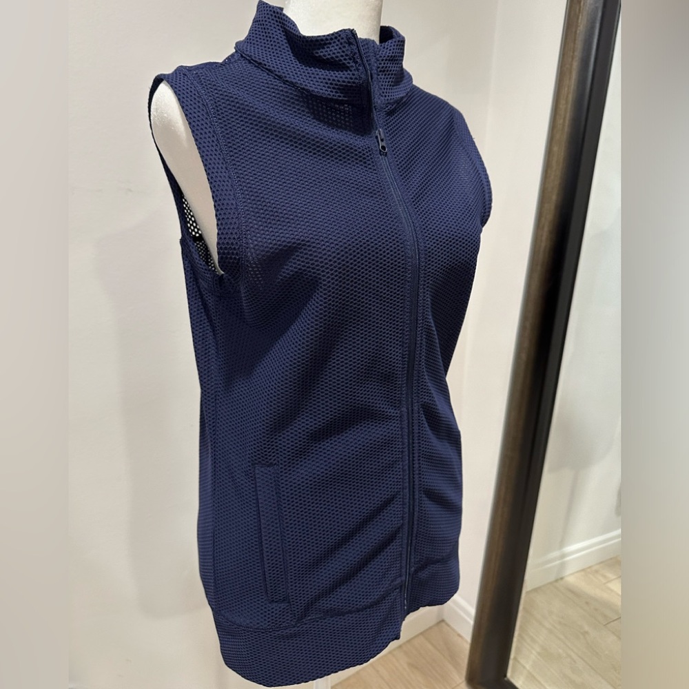 NWOT Lorna Jane zip up vest. Never worn front pocket’s size small.